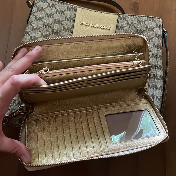 Michaels Kors cross body with wallet - Picture 4 of 4